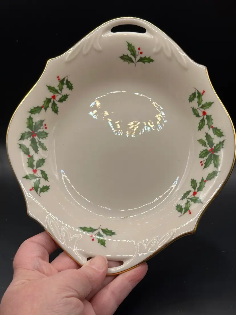 LENOX HOLIDAY SMALL CHRISTMAS HANDLED BOWL
HOLLY
8 x 7 inches