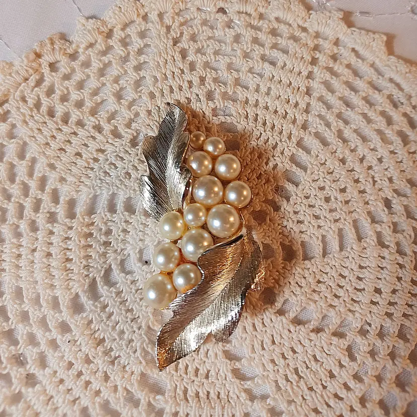 Vintage signed Lisner faux pearl brooch