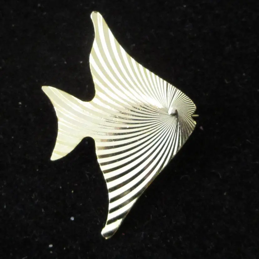 Spiral Striped Gold Tone Metal Tropical Angel Fish Brooch Scatter Pin - 1.5 Inch Tall