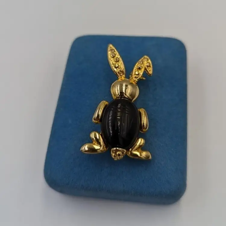 Vintage Gold Plated Egyptian Revival Carved Gemstone/Glass Scarab Rabbit Brooch