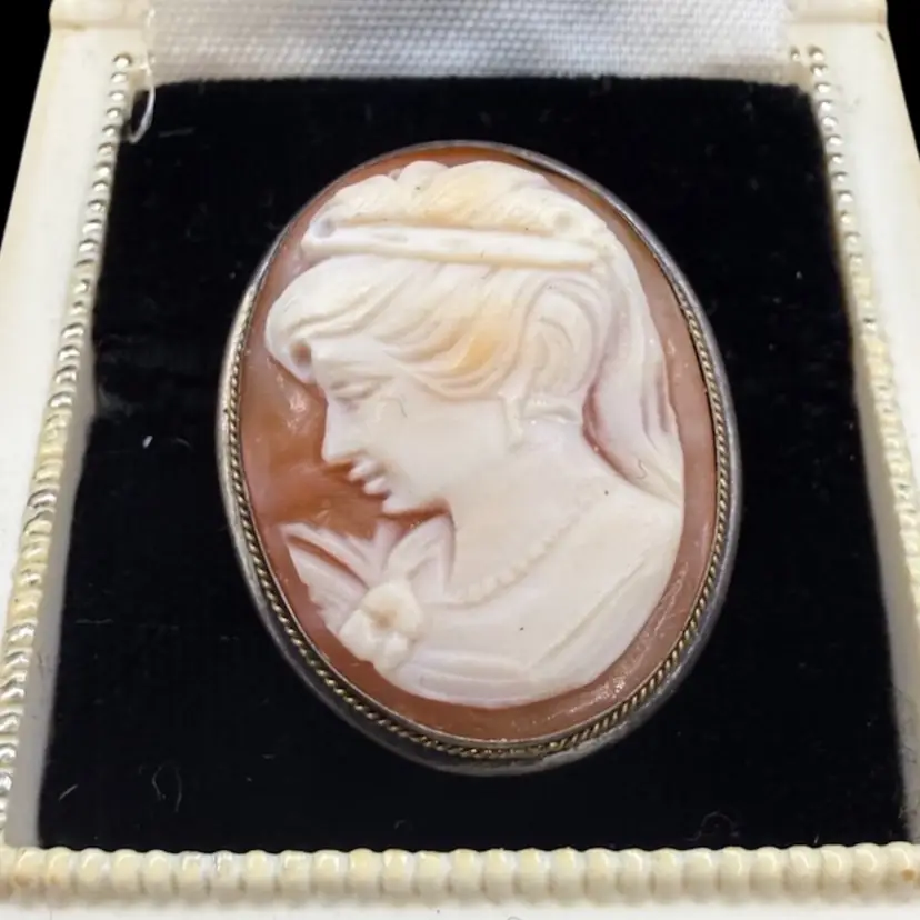 Sterling Silver Left Facing hand-carved shell cameo brooch or pendant