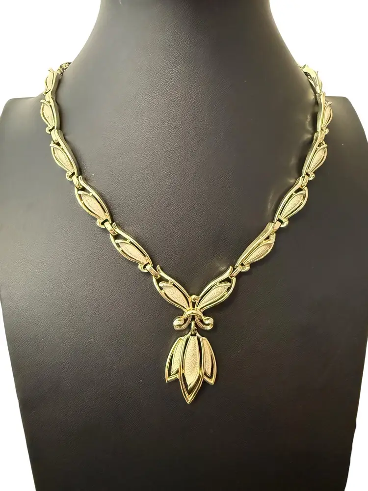 Sarah Coventry Lotus Style Vintage Necklace
