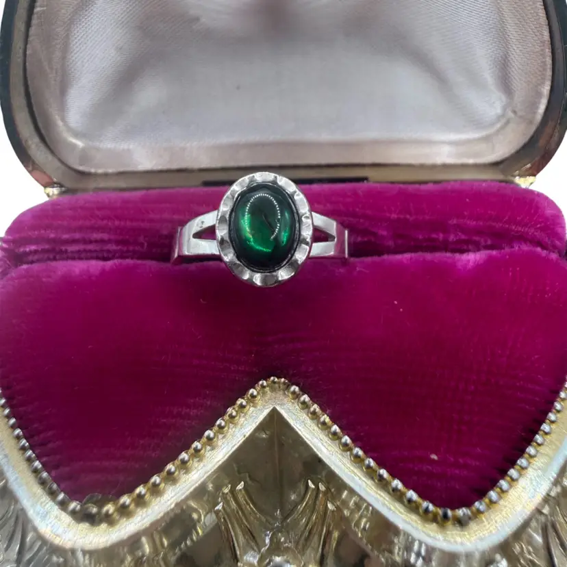 Vintage sterling silver ring featuring a dark green cabochon- Size 7