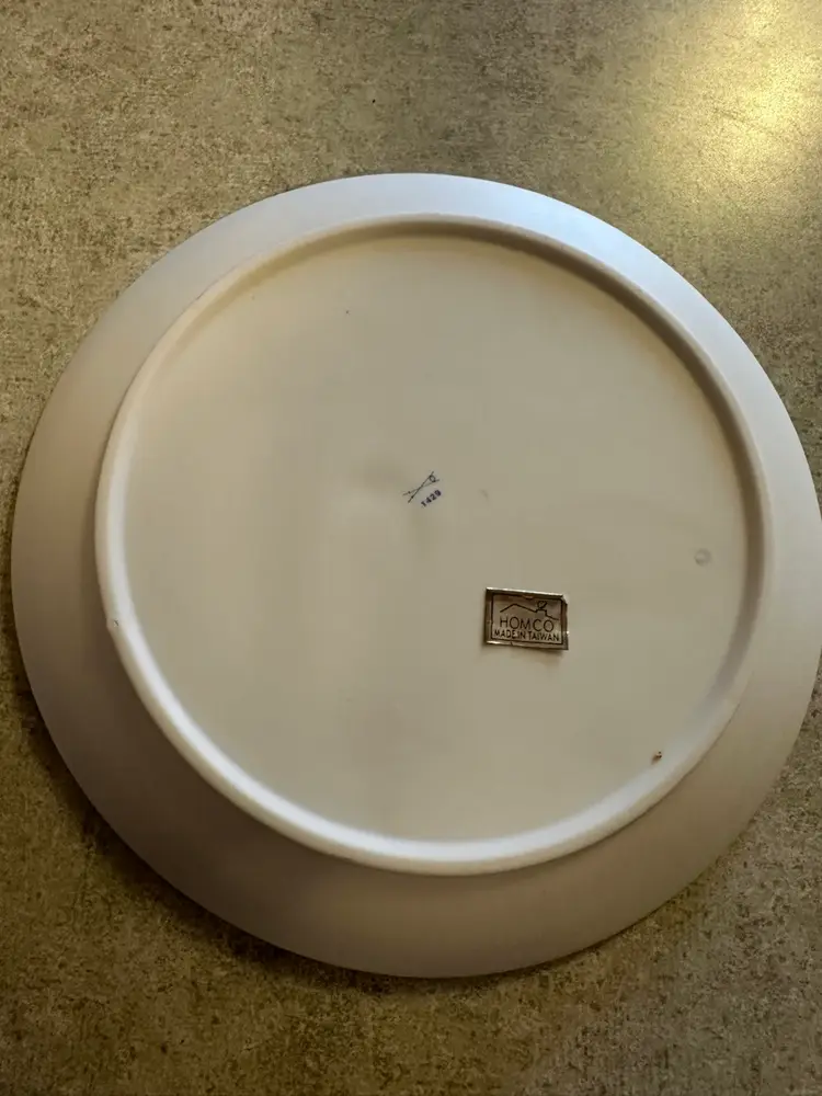 Porcelain decorative plate featuring a swan with cygnets by Homco