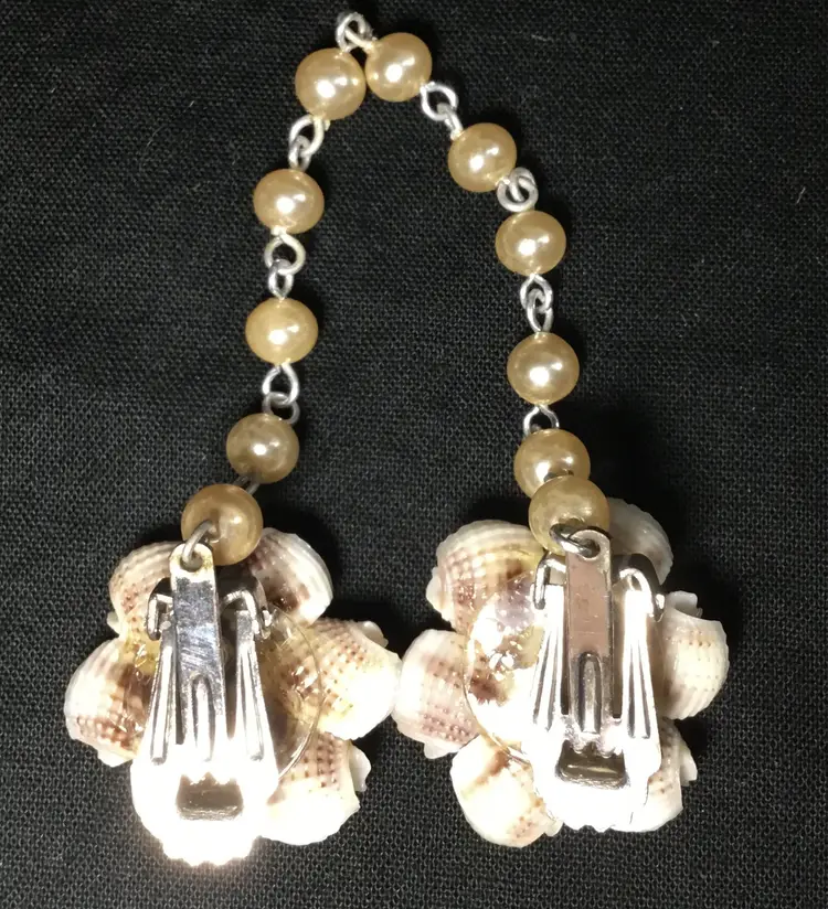 Vintage sweater clip chain, shell flowers, faux pearls, beige/brown, 6.5"