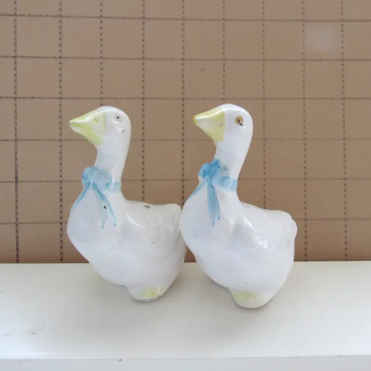 VTG White Geese w/Ribbon S & Ps