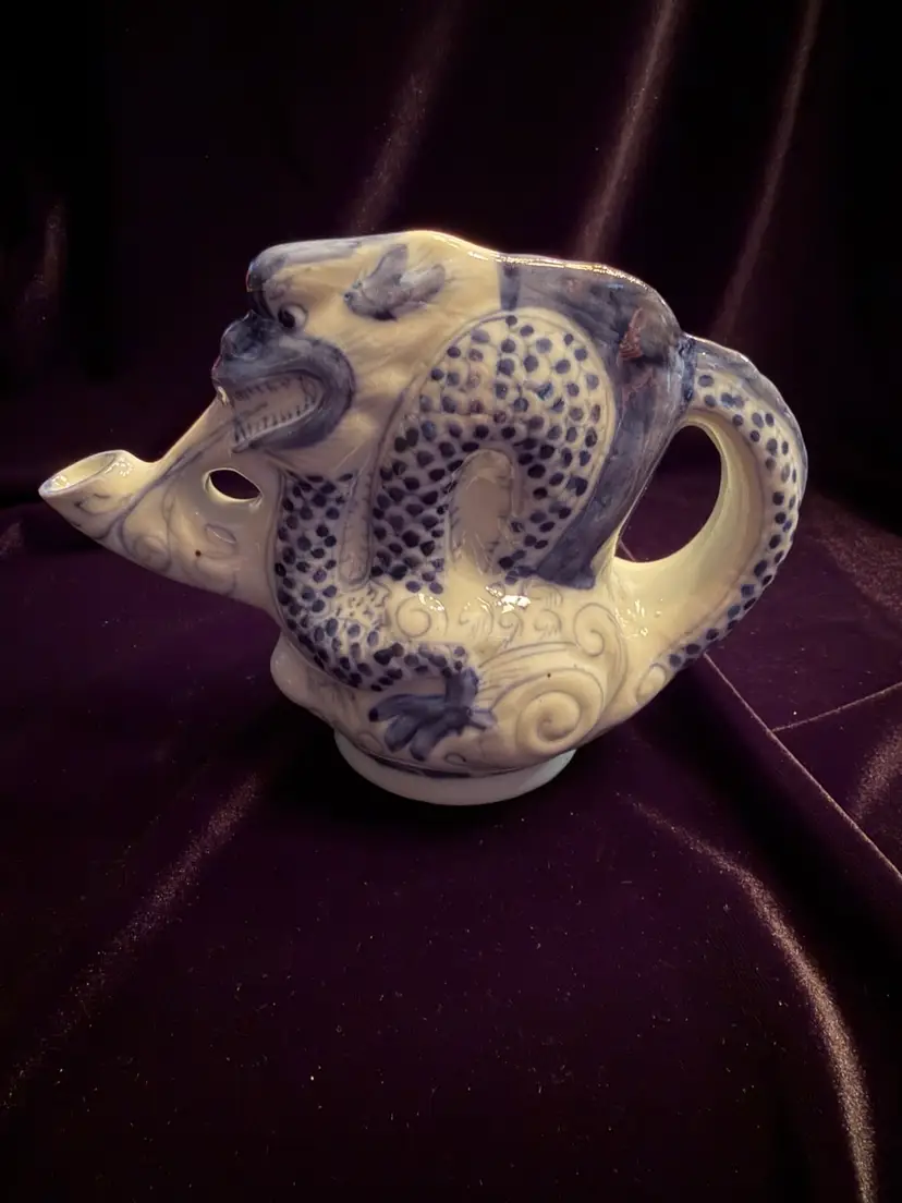 #01 - Vintage blue and white Chinese ceramic teapot with dragon motif. Chinoiserie style