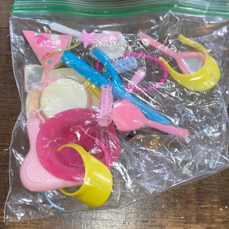 #01 Toy Lot Some Barbie