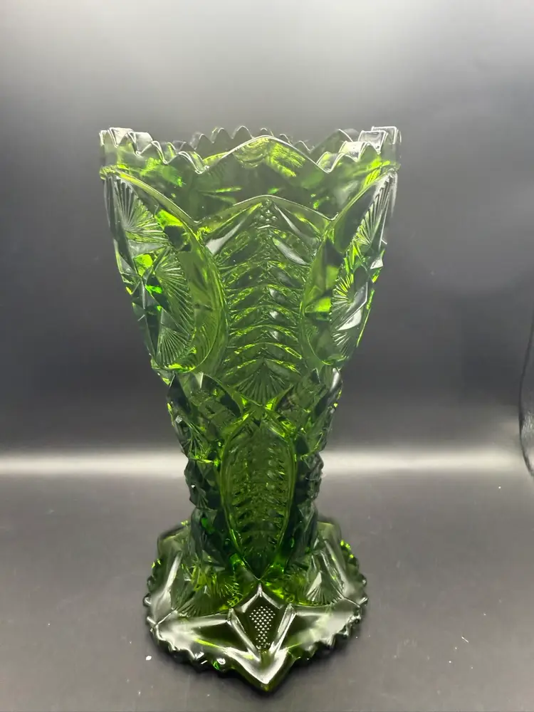 L.E. Smith Ohio Star Green Glass Vase -9 In