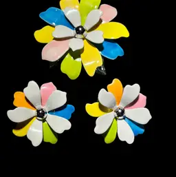 Sarah Coventry Pastel Petals Enamel Flower Power Mod Brooch & Clip Earrings Set