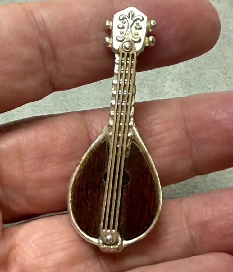 Vintage Silver Tone Mandolin Musical Instrument Brooch Pin Woodgrain