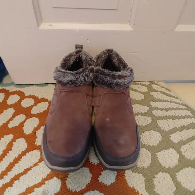 Shoes: Brand- Sketchers relaxed fit, air cooled, memory foam. Brown ankle boots. Size 6.5. Good used condition. See pics.