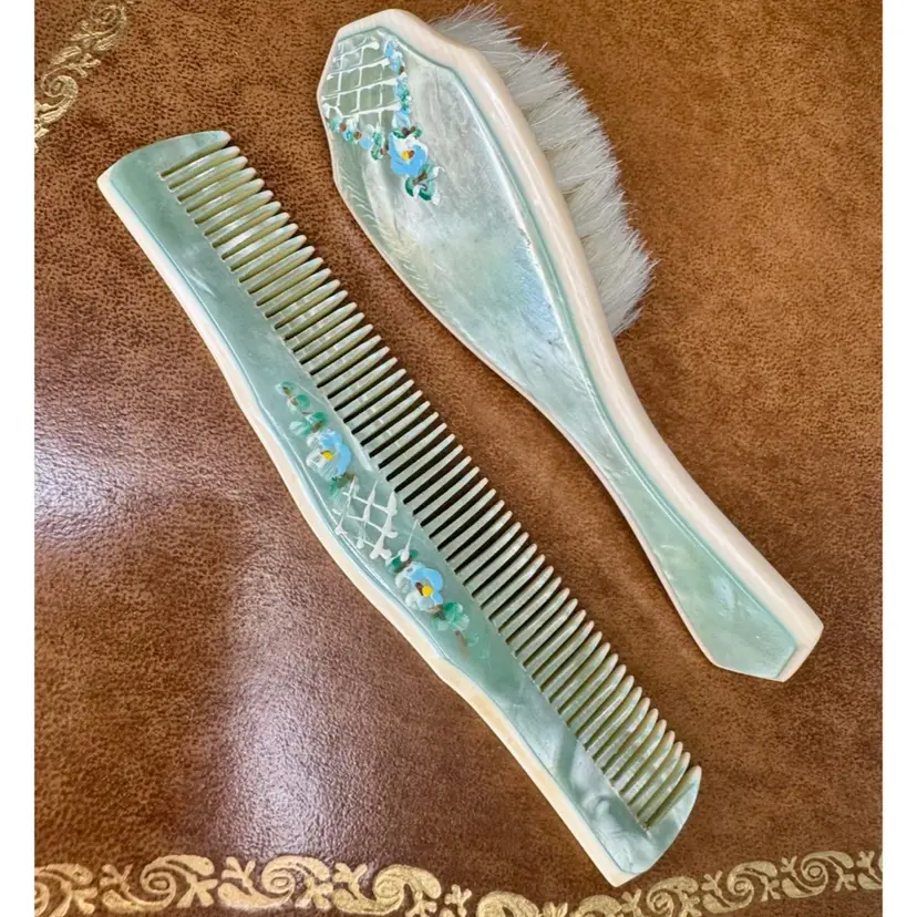 😻 4.5” vintage celluloid baby hair brush & comb w/green marbled pattern & hand-painted floral details