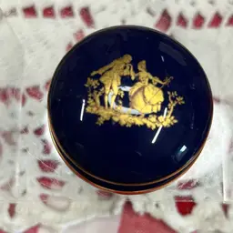 Vintage Limoges La Reine 22K Gold Trinket Box With Removable Lid.