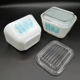 Pair of Vintage Pyrex Amish Butterprint Fridgies With Lids, #501