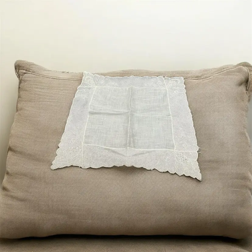 Linen & Lace Womenβs Hankie 10 1/4βx10 1/2β