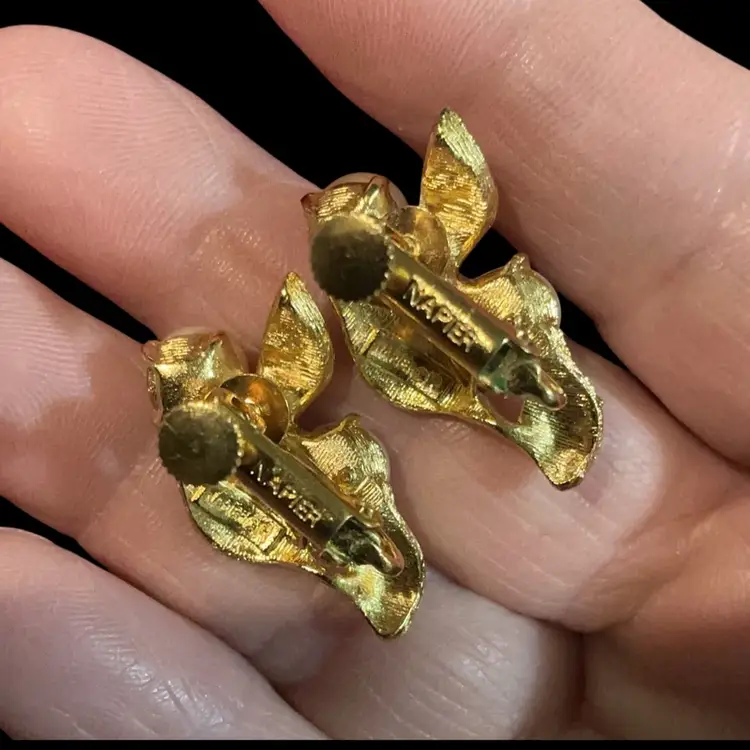 Beautiful Goldtone Vintage Napier Mid- Century Screw Back /  Clip On Earrings. Goldtone Brush Leaves With Faux Pearls.