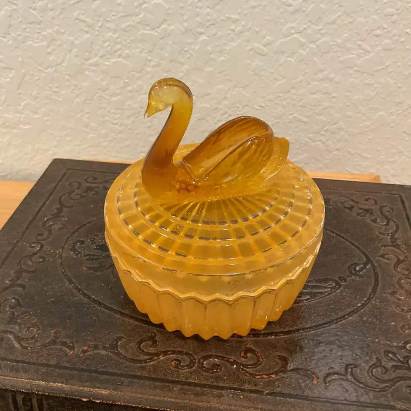 Amberina Swan Vanity Powder Jar - Call Outs
