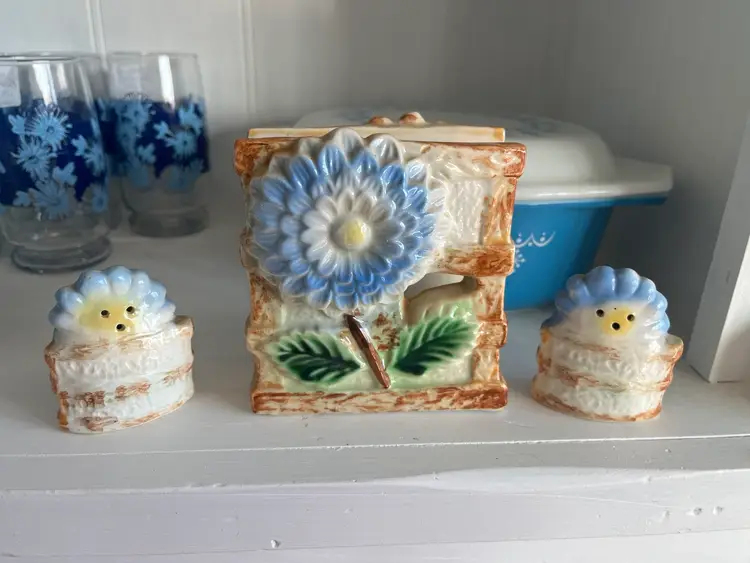 Vintage UCAGO Chrysanthemum Napkin Holder & Shakers Set
