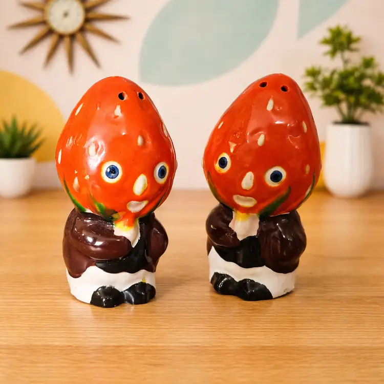 Vintage 1950s Strawberry Salt Pepper Shakers Anthropomorphic Japan Kitchen Decor