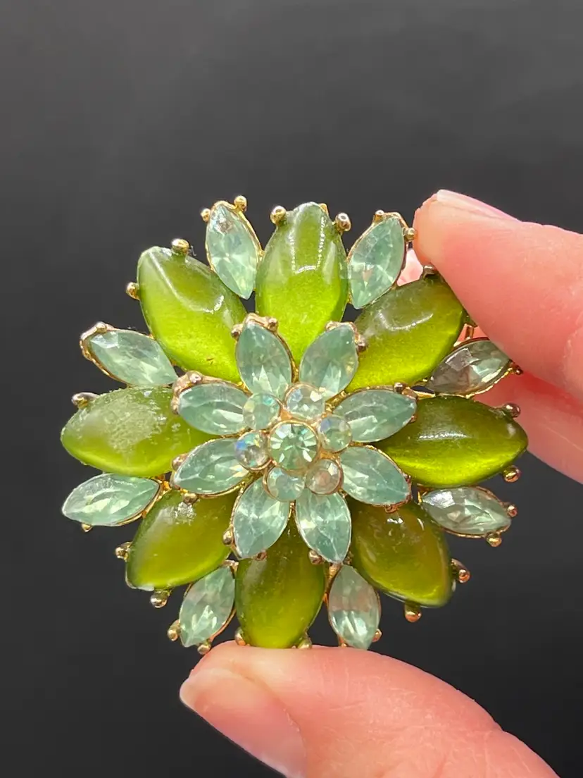 Stunning Lime Green Rhinestone & Acrylic Stone Sunburst Brooch READ 1.75”🍋‍🟩