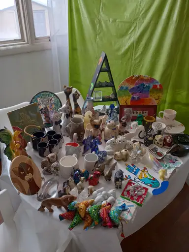 A whole table of cats and birds!