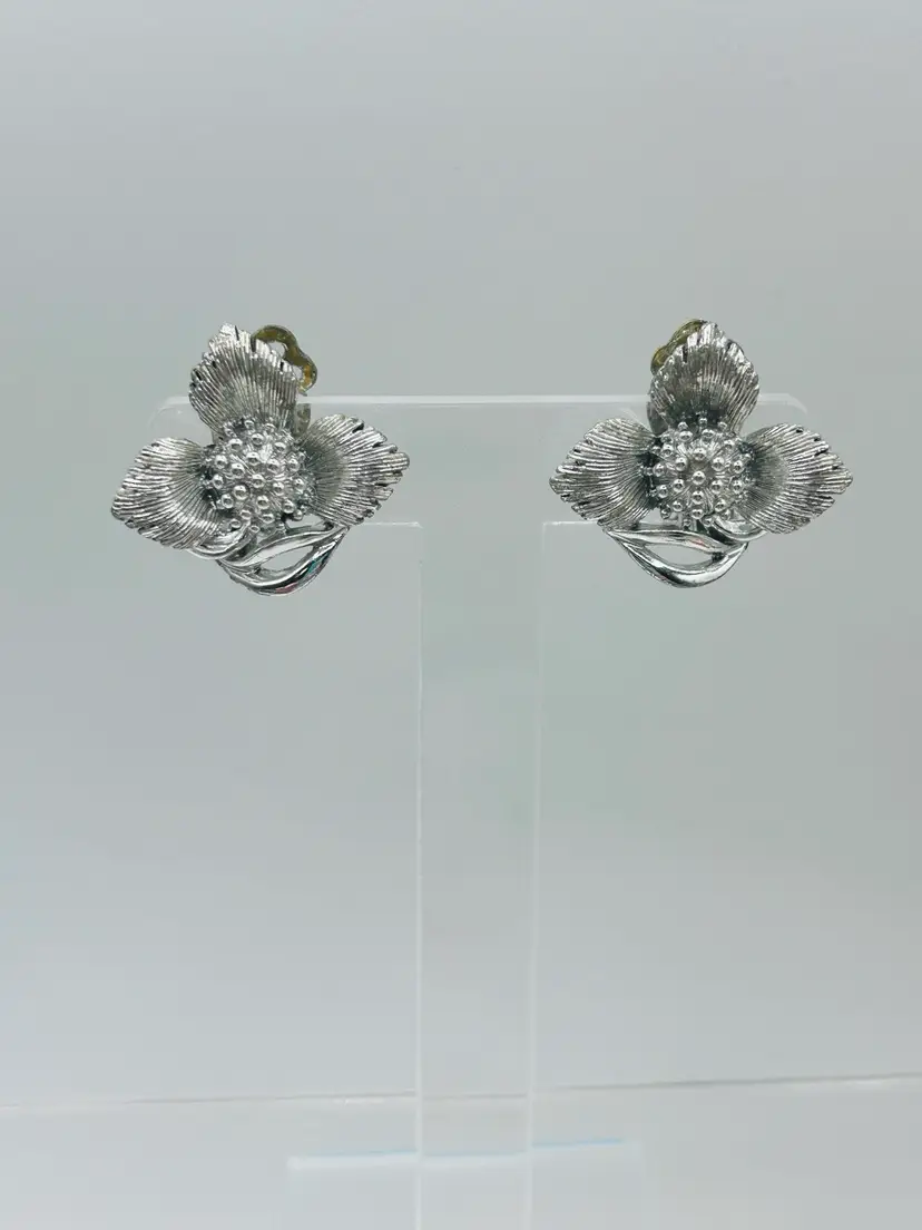 Vintage 60s LISNER 3-Petal Flower Clip-On Earrings 1" Silver-Tone Signed