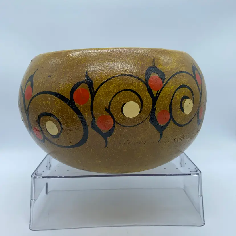 #2215 Hand-painted vintage Mexican pottery bowl with geometric swirling design.