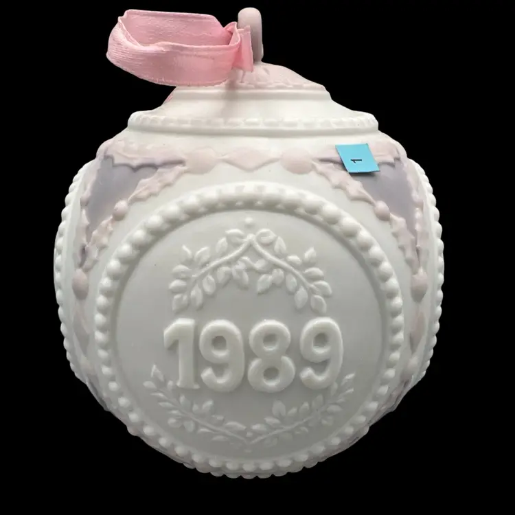 Lladro 1989 Annual Christmas Ball Ornament  Retired Porcelain No. 5656