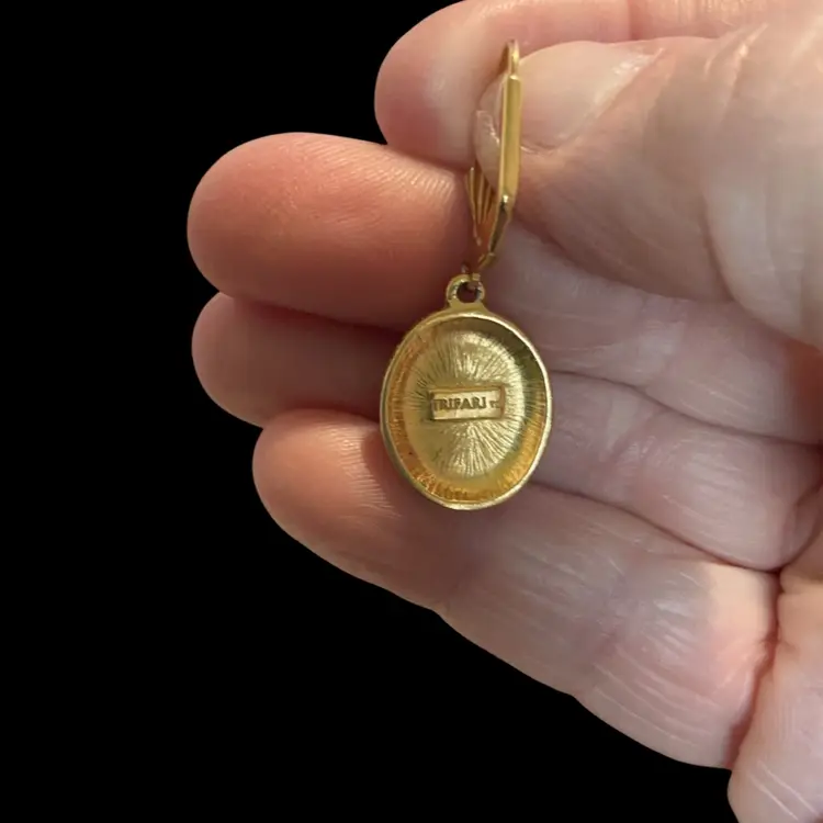 Gorgeous Goldtone Trifari Leverback Pierced Dangle Earrings. With Black Lucite Oval Center.