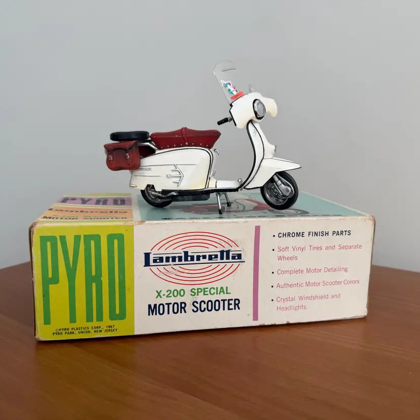 1967 Pyro Lambretta X-200 Special Scooter Plastic Model Kit