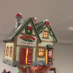 1995 Kurt Adler Dickens Keepsake Santa’s Workshop Light Up Village 7”