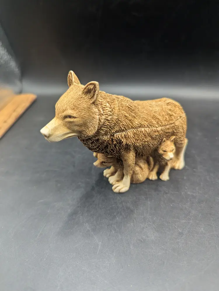 Harmony Kingdom Treasure Jest Trinket Box Mother Wolf and Cubs "Standing Guard"