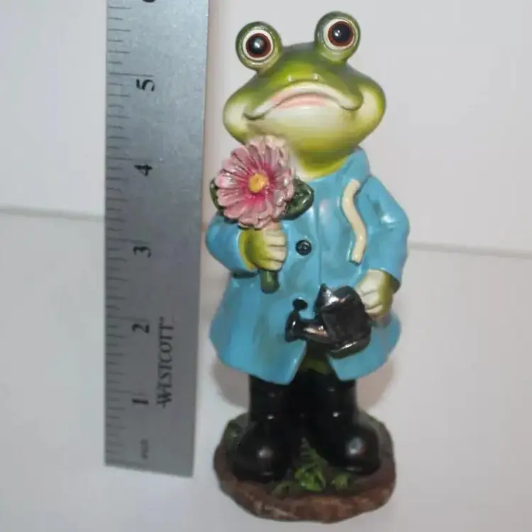 Kitsch Frog Garden Statue 5.5in Tall  Outdoor Accessor Figurine Fairy Garden Decor
