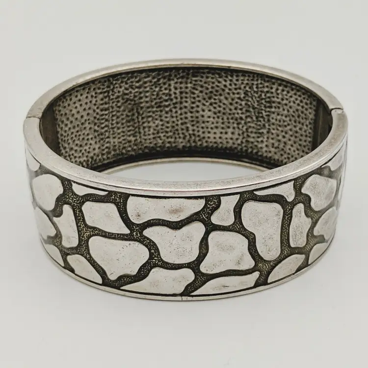 Premier Designs Giraffe Animal Print Hinged Magnetic Bangle Bracelet Silver Tone