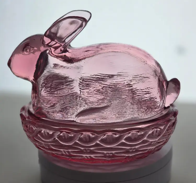 L.E Smith Glass pink covered bunny dish
