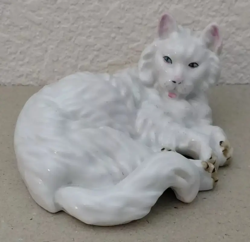 VTG Porcelain White Cat Figurine Curled Up Andrea By Sadek 5.5" #7899