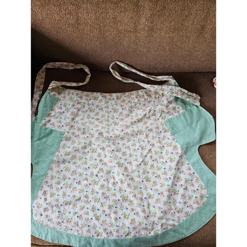 Vtg Handmade Apron Floral Design With Pockets