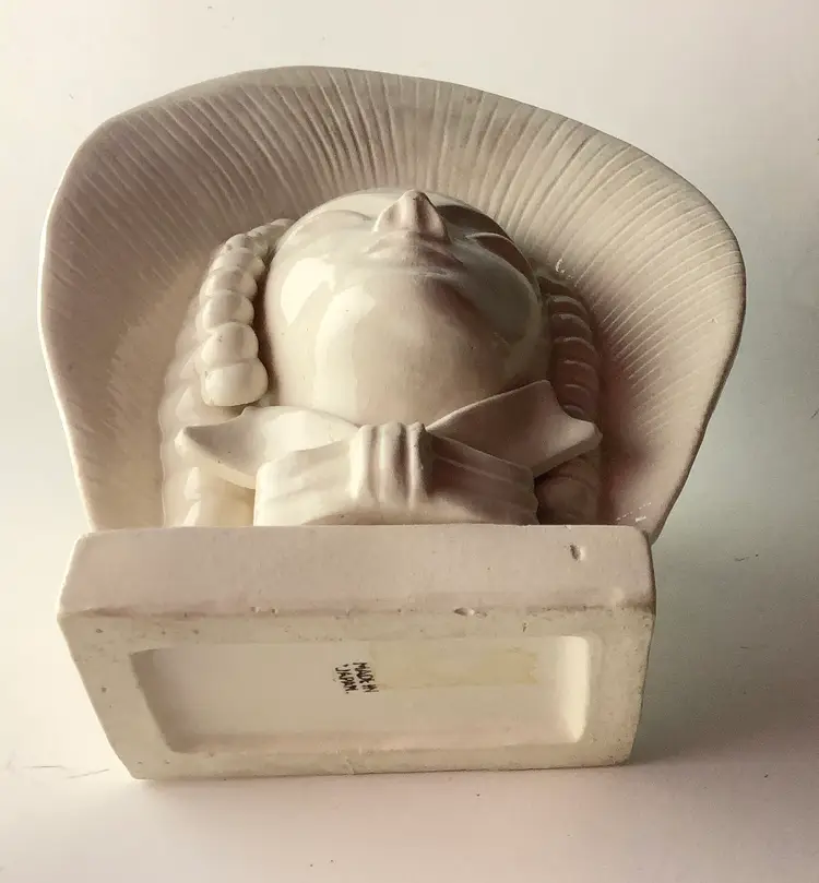 USA Pottery Girl with Hat Ceramic Vintage