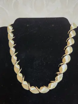 Vintage 14" Choker Collar Necklace Brushed Silver Tone Twisted Ribbon Design (unmarked)