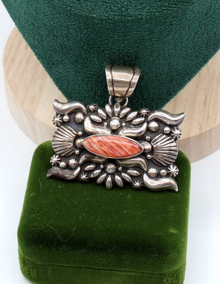 Native signed sterling silver Spiny Oyster pendant 35.30g