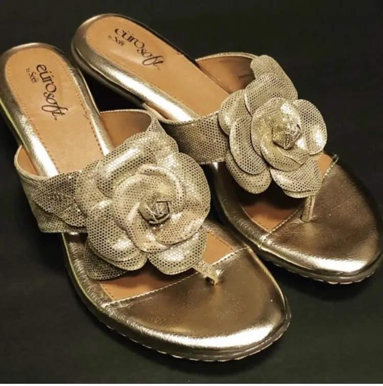 Leather Gold Thong Sandals With Floral Design