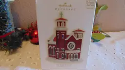 Beautiful pre owned 2009 Hallmark Keepsake Ornament Old Brick Church Candlelight Services