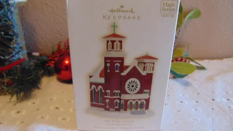 Beautiful pre owned 2009 Hallmark Keepsake Ornament Old Brick Church Candlelight Services