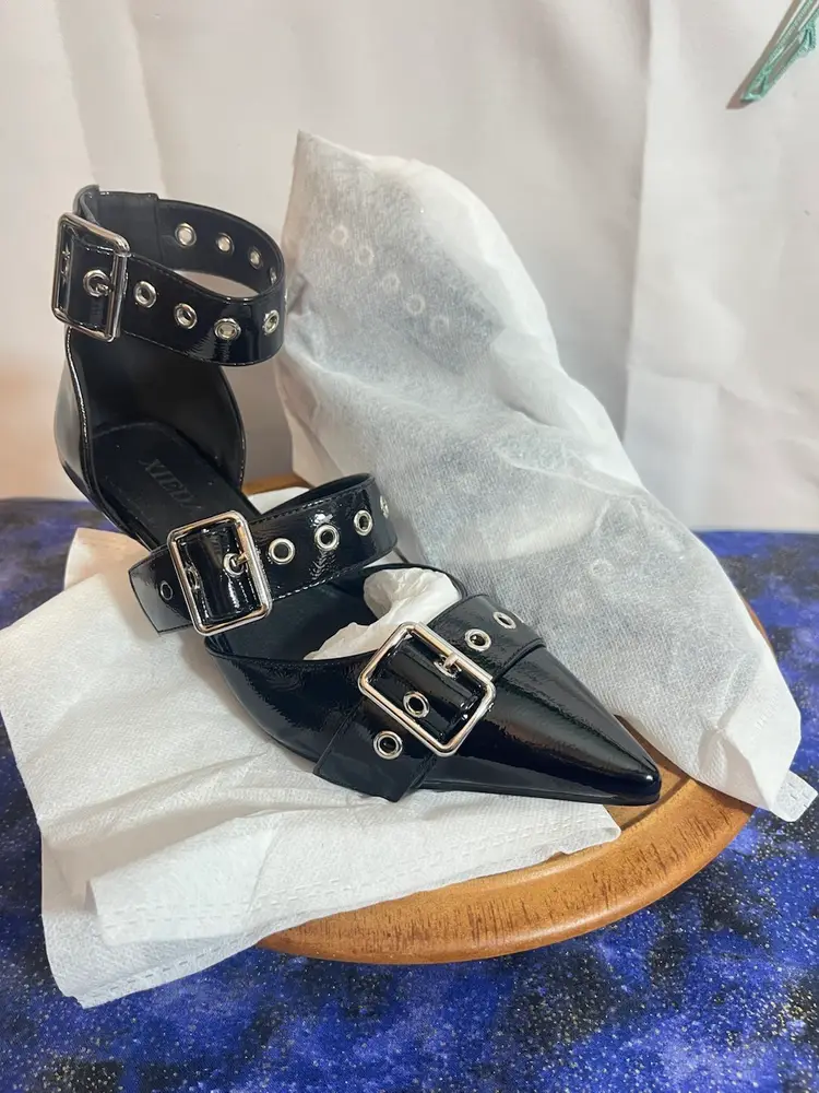 Size 7.5 Women’s Kitten Heel Black Patent Leather Strap Heel