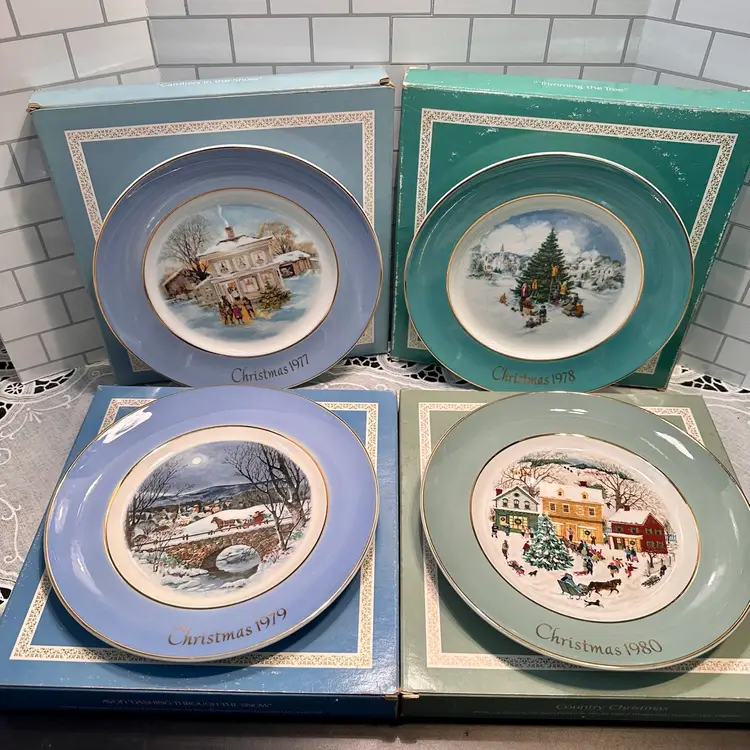 VINTAGE AVON CHRISTMAS PLATES 1977,78,79,80 Lot of 4 Plates Enoch Wedgwood LTD