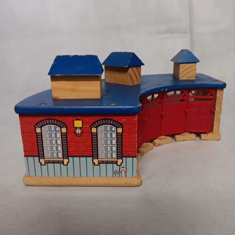 Geoffrey Train Locomotive Engine Round House 5 Bay Wooden Thomas Toys R Us Brio