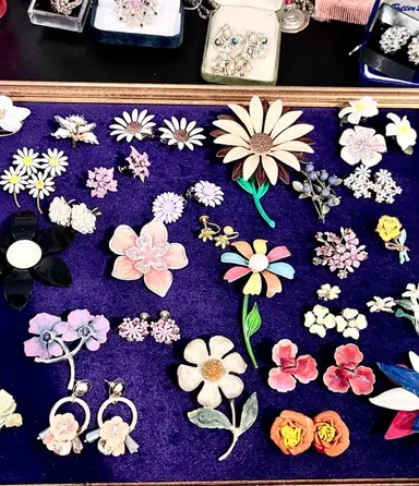 🌸Flower Earrings And Brooches & More! 🌸
