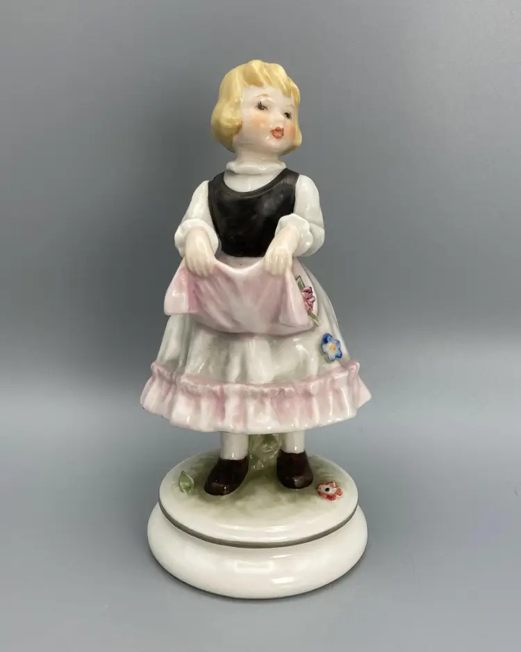 Goebel Lore Blumenkinder Figurine "Apronful of Flowers" #225 from 1968 - 18/579 - Vintage