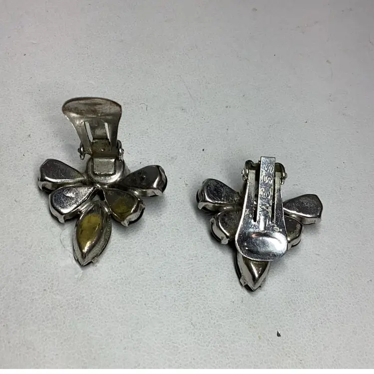 Weiss Black V-Shaped Clipon Earrings 3/4”